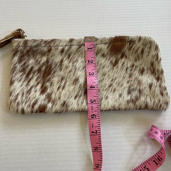 VIDEO Loma Vista Brown and White Cowhide Wristlet Bag. - Picture 6 of 7